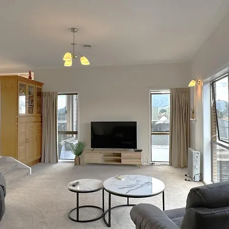 Spacious Retreat With Mountain View