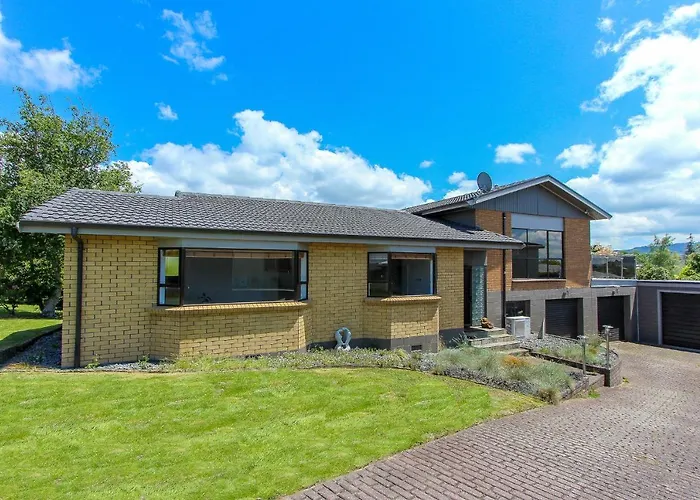 Spacious Retreat With Mountain View Holiday home
