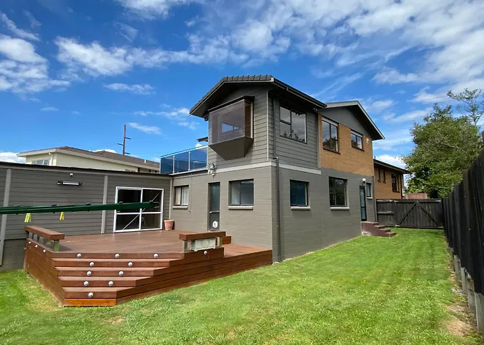 Spacious Retreat With Mountain View Holiday home