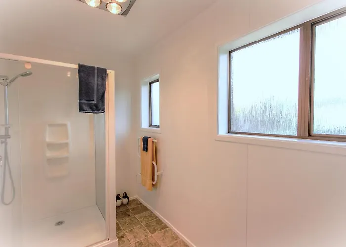 Spacious Retreat With Mountain View *