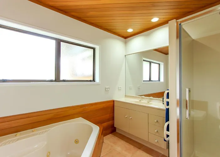 Spacious Retreat With Mountain View *