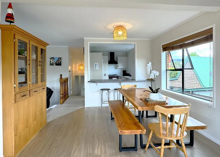 Spacious Retreat With Mountain View Holiday home