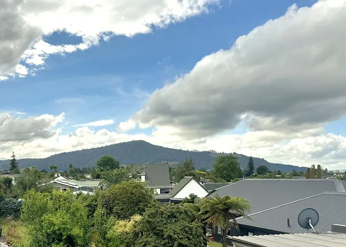 Spacious Retreat With Mountain View *