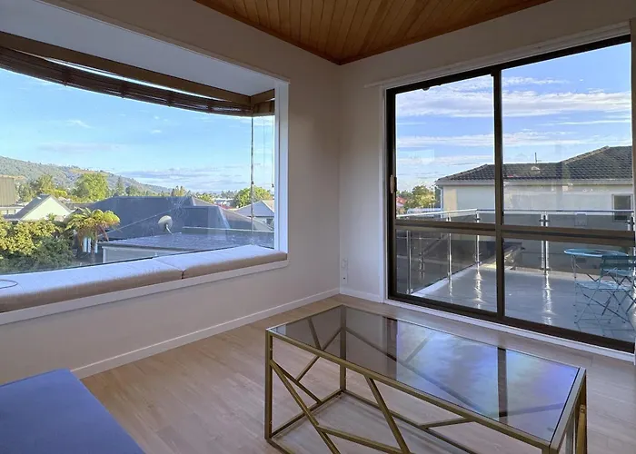 Spacious Retreat With Mountain View *