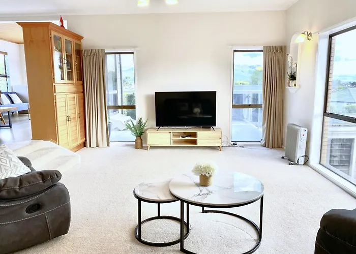 Spacious Retreat With Mountain View *