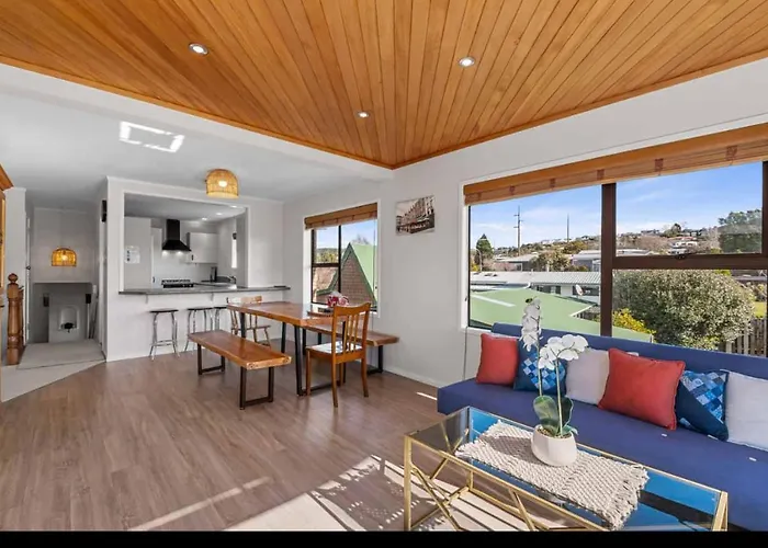 Spacious Retreat With Mountain View