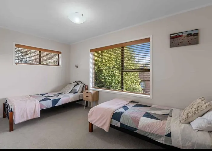 Spacious Retreat With Mountain View Holiday home