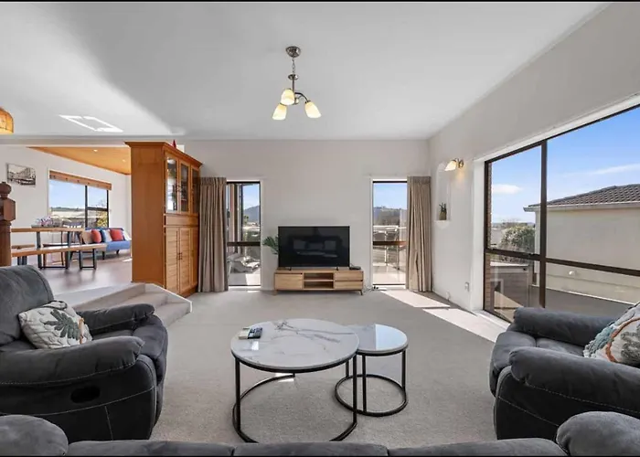 Spacious Retreat With Mountain View Holiday home *